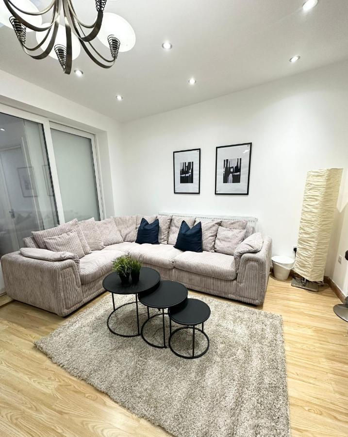London Charm - Comfortable Room In Spacious House Екстериор снимка