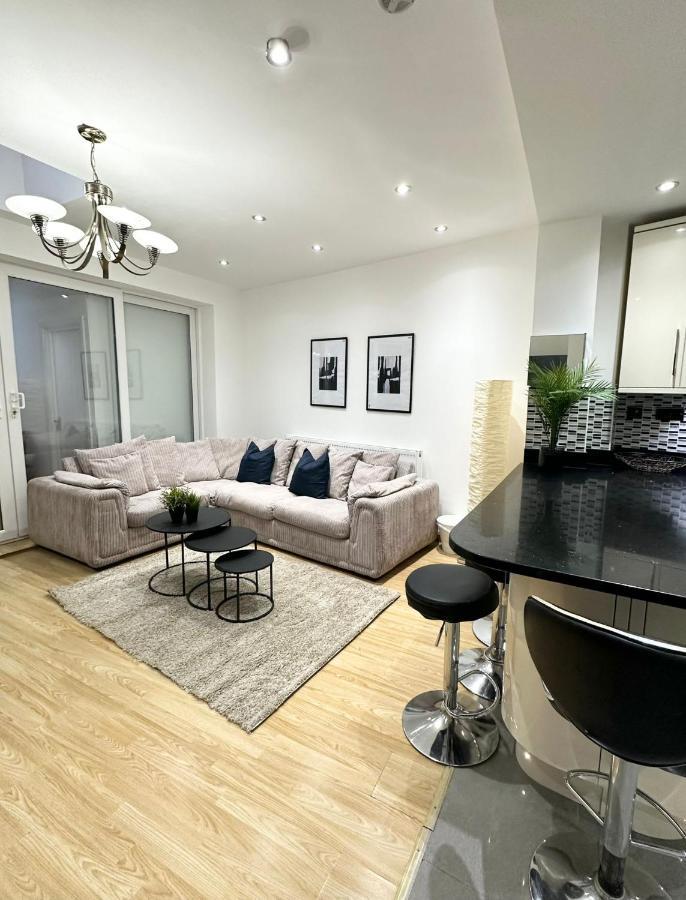 London Charm - Comfortable Room In Spacious House Екстериор снимка