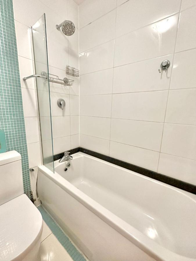 London Charm - Comfortable Room In Spacious House Екстериор снимка