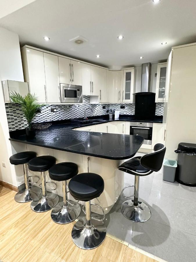 London Charm - Comfortable Room In Spacious House Екстериор снимка