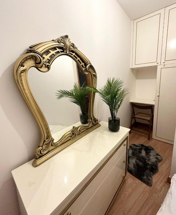 London Charm - Comfortable Room In Spacious House Екстериор снимка