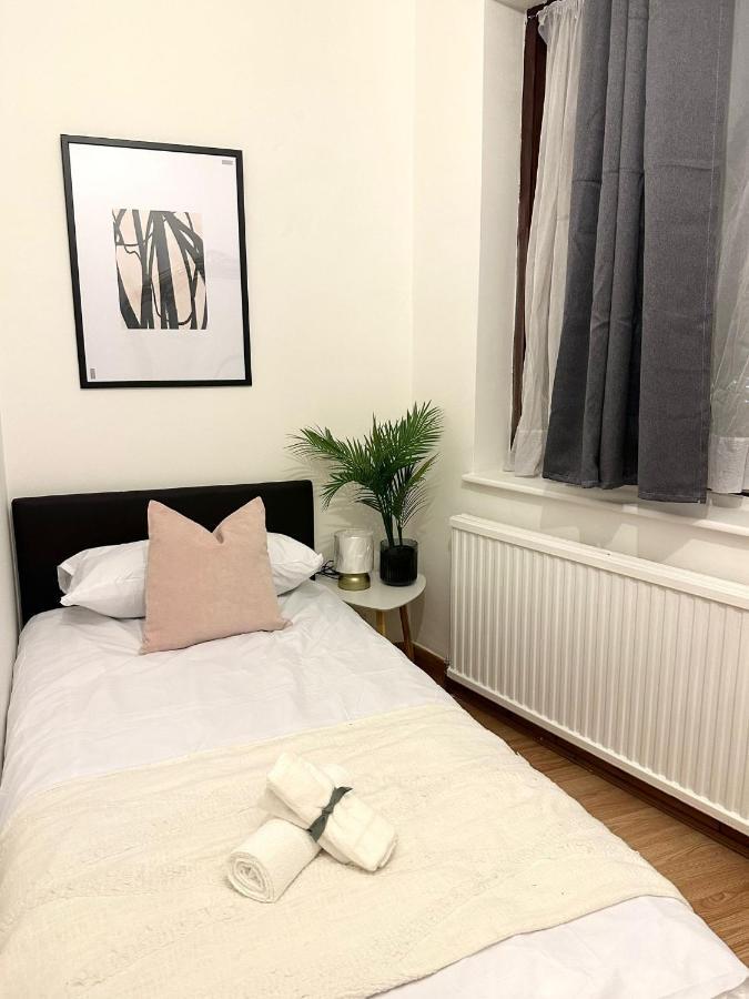 London Charm - Comfortable Room In Spacious House Екстериор снимка